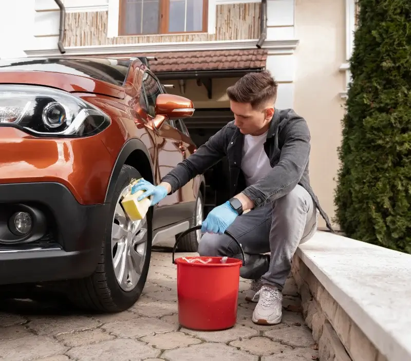 Lavage auto à domicile Ballan-Miré : professionnel intervenant sur un véhicule